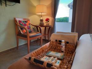 - un salon avec un lit, une chaise et une table dans l'établissement Casa Lara - Habitación cerca del mar - Homestay, à Cancún