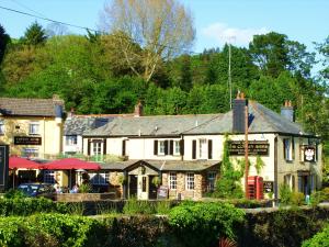 The Copley Arms في East Looe: مبنى أبيض كبير مع كشك هاتف احمر