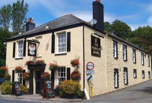 um edifício na esquina de uma rua em The Copley Arms em East Looe