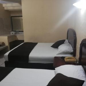 Una cama o camas en una habitación de Hotel Miramar Inn