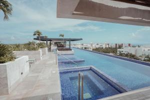 une piscine sur le toit d'un bâtiment dans l'établissement La Amada condo with Marina View, à Cancún