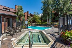 una piscina en un patio con valla en Timber Run, en Steamboat Springs