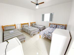 salon z 2 łóżkami i 2 krzesłami w obiekcie Pousada LM w mieście Nova América da Colina