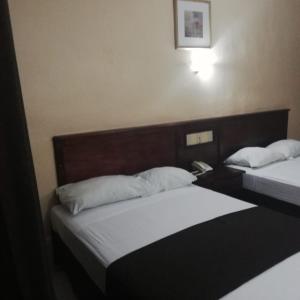Una cama o camas en una habitación de Hotel Miramar Inn