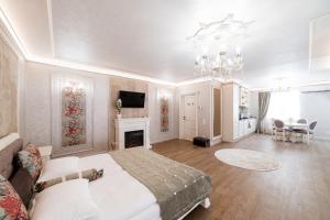 - une grande chambre avec un lit et une cheminée dans l'établissement VIP apartment on Duhnovicha street .Free parking., à Oujhorod