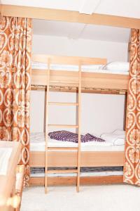 a bunk bed room with two bunk beds at Talblick 2 - Ihr Zuhause : das Ferienhaus mitten im idyllischen Tal in Bad Bibra