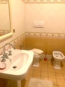 a bathroom with a sink and a toilet at La Casa di Helena in Stroncone
