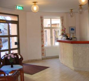 um bar num restaurante com uma mesa e uma janela em Hotel Continental Malmö em Malmö
