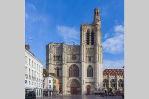 una grande chiesa con una torre su una strada di L’Industriel a Sens