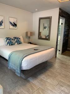 
A bed or beds in a room at Oak Creek Terrace Resort
