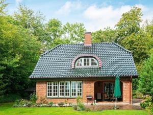 una casa de ladrillo rojo con techo negro en 7 person holiday home in Krus, en Kruså