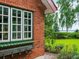 una casa de ladrillo con ventana y patio en 7 person holiday home in Krus, en Kruså