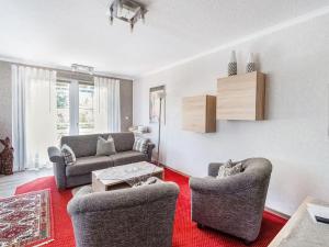 een woonkamer met 2 stoelen en een bank bij Ruhiges Apartment in Schwalefeld mit Garten in Willingen