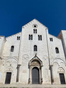 une grande église en pierre avec une grande tour dans l'établissement Porto Antico, à Bari