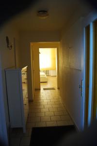 a hallway with a door to a room with a bathroom at La Fontana in Langelsheim
