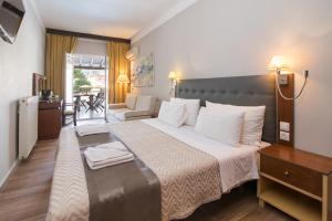Postel nebo postele na pokoji v ubytování OPERA BLUE Hotel Gouvia Corfu