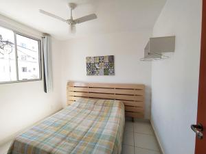 a bedroom with a bed and a ceiling fan at MAR & SOL Apartamentos I - Free Wi-Fi in Rio das Ostras