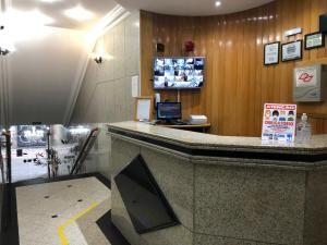 a lobby with a counter with a sign on it at Paissandú Palace Hotel - Próximo às ruas 25 de Março, Sta Ifigênia e regiões do Brás e Bom Retiro in Sao Paulo