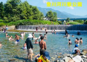 南鱼沼市美景西浦山林小屋的瀑布水中的一群人 更多30张照片