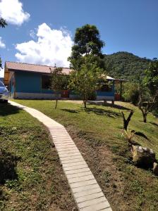 una pasarela frente a una casa en Pousada Fronteira, en Bocaina de Minas