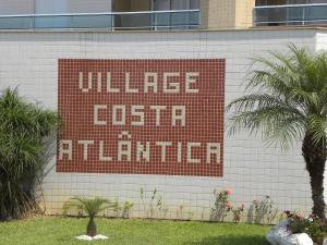 un cartello sul lato di un edificio di Lindo Apartamento Beira-mar - Ubatuba-SP a Ubatuba