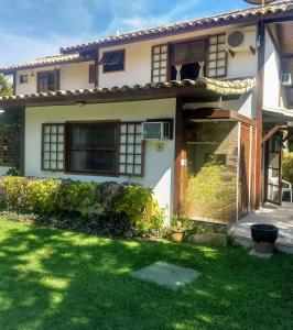 a house with a lawn in front of it at CASA EM ÓTIMO CONDOMINIO DE BUZIOS in Búzios