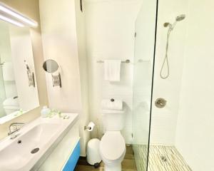 Vannituba majutusasutuses Oceanview Beach Block BALCONY Ocean and City View