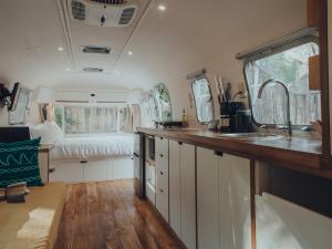 Kuchyň nebo kuchyňský kout v ubytování Airstream by the Sea
