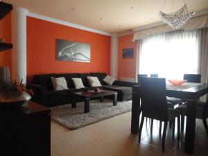 - un salon avec un canapé et une table dans l'établissement Casa de Xerta, à Xerta