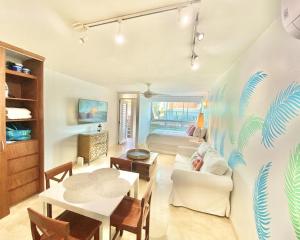 - un salon avec un canapé et une table dans l'établissement KASA El Sol by the Sea with Pool and Parking, à San Juan