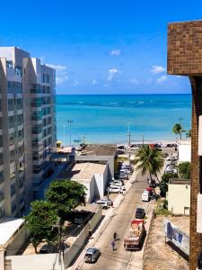 uma vista para a praia a partir de um edifício em Apto. completo na praia de Ponta Verde em Maceió