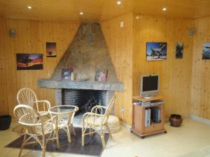 a living room with a fireplace and a tv at Casa de Xerta in Xerta