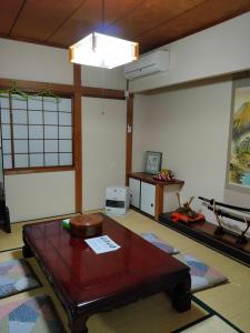 a living room with a table in a room at Kanazawa-Hachitabi Sennichi in Kanazawa
