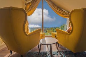 Pokój z 2 krzesłami i dużym oknem w obiekcie Gran Vista Holiday Home w mieście Gornji Mihaljevec