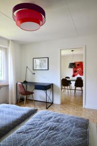 1 dormitorio con cama, escritorio y comedor en Ferien in Glarus en Glarus