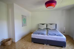 Ένα ή περισσότερα κρεβάτια σε δωμάτιο στο Ferien in Glarus