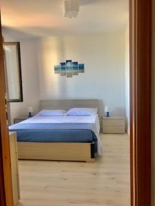 - une chambre dotée d'un lit avec des draps bleus dans l'établissement VASTO centro 2, à Vasto