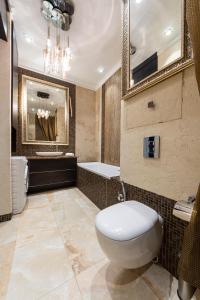 bagno con servizi igienici, lavandino e specchio di Exquisite panoramic views apartment Dnipro embankment a Kiev
