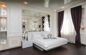 Katil atau katil-katil dalam bilik di Exquisite panoramic views apartment Dnipro embankment