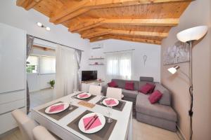 - un salon avec un canapé et une table dans l'établissement Apartment Irena, à Posedarje