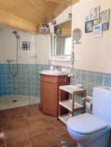 Bathroom sa Villa Las Palmeras with private pool and garden