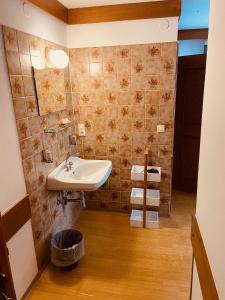 een badkamer met een wastafel en een spiegel bij Pension Eder - Joker card included in summer in Saalbach Hinterglemm