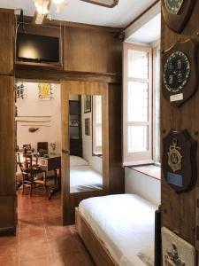 um quarto com 2 camas e uma sala de jantar com uma mesa em La Casa Dello Scrittore em Torrecandele