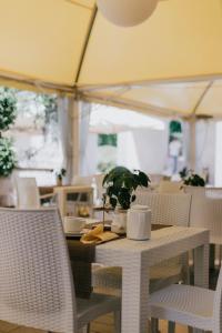 un tavolo con una pianta seduta sopra di essa di Hotel Del Campo a Matera