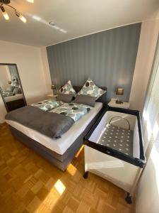 Кровать или кровати в номере Ferienwohnung Baumberger-Auszeit