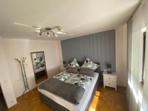 een slaapkamer met een bed en een plafondventilator bij Ferienwohnung Baumberger-Auszeit in Coesfeld