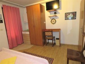 TV a/nebo společenská místnost v ubytování Apartma Jager