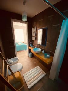 ein Badezimmer mit 2 Waschbecken und einem Spiegel in der Unterkunft Tenuta Fascianello in Fasano