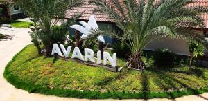 ein Zeichen für Anantim auf einer Insel vor einem Gebäude in der Unterkunft Avarin Resort in Pak Chong
