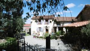 una casa bianca con una recinzione davanti di Lazy Days a Rancon
